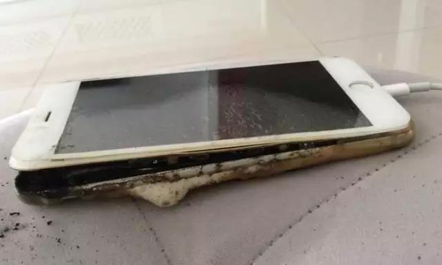 iPhone也开始炸了，充电时手机直接炸开